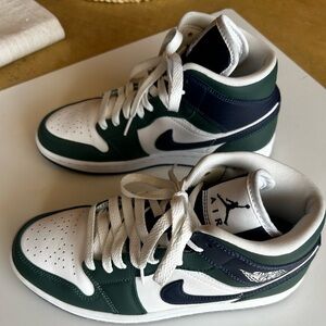 Size 8 - Air Jordan 1 SE Mid Noble Green Woman *Pre-owned*